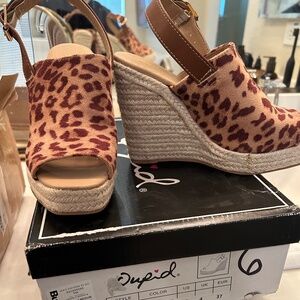 Buckle Qupid leopard wedges